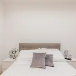 The Best Rent - Modern One-Bedroom Apartment In The Cipro Area